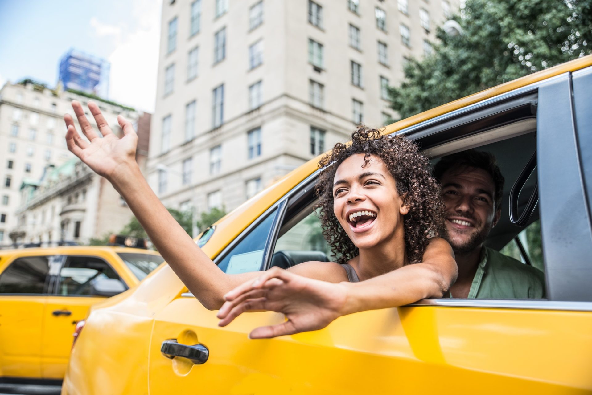 couple-on-a-taxi-in-manhattan-2-e1635074821809.jpg